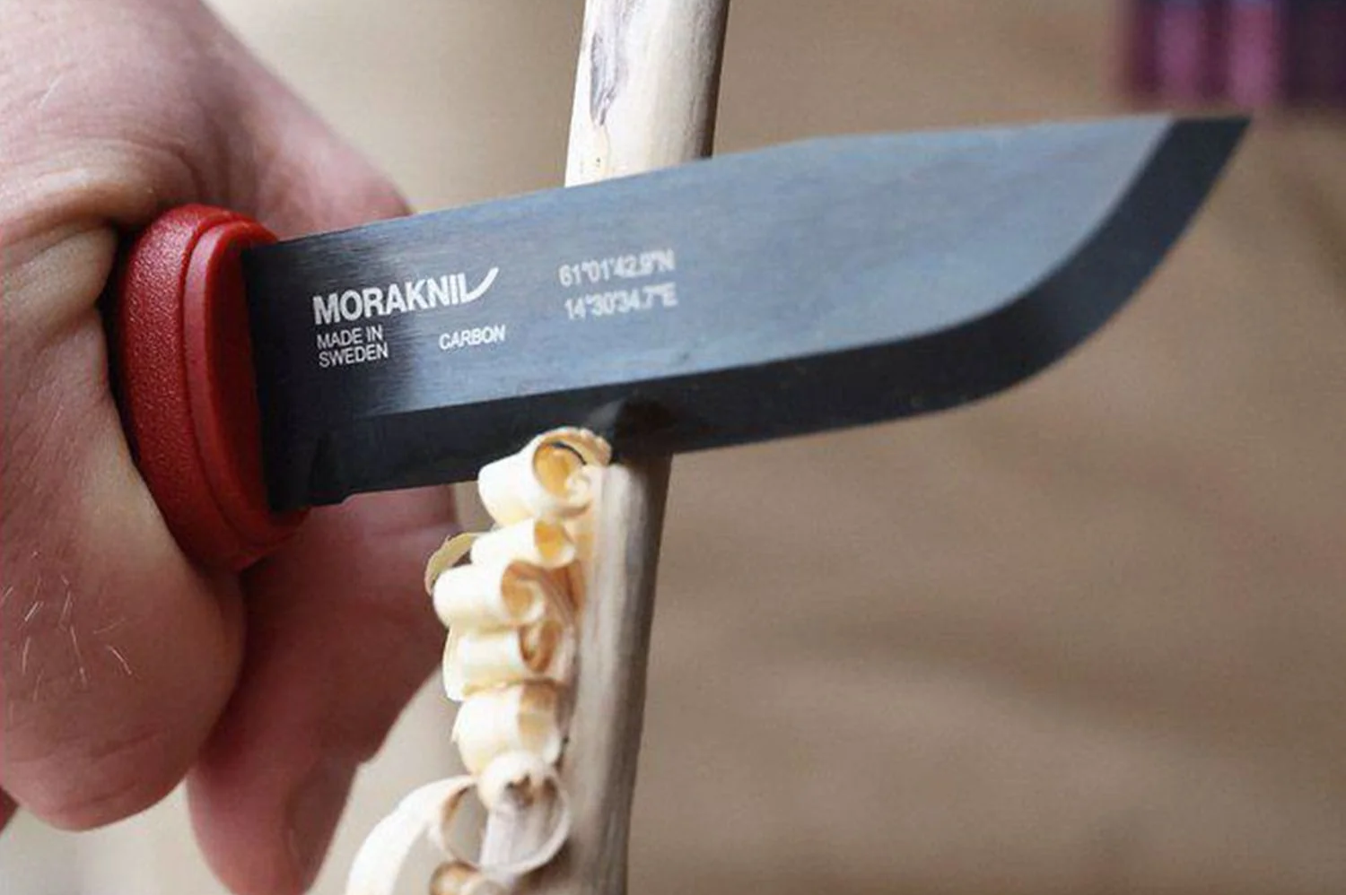 Faca Morakniv Garberg blackblade dala red em uso, imagem em macrofotografia